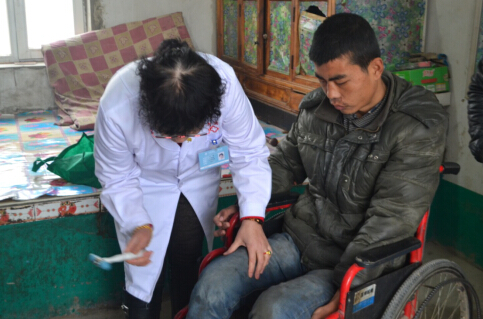 成方医院的主任给小宇做检查